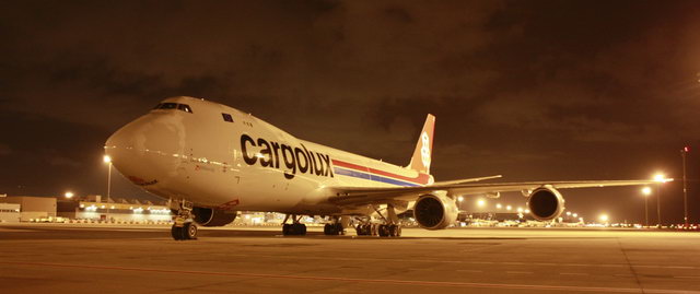 Avin Boeing 747-8F de la compaa Cargolux en el aeropuerto de Barcelona-El Prat (20 Noviembre 2011)